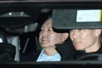 Tổng thống Hàn Quốc bị luận tội Yoon Suk Yeol được áp giải đến trung tâm giam giữ Seoul sau khi bị thẩm vấn tại Gwacheon, ngày 15/1/2025. Ảnh: YONHAP/TTXVN