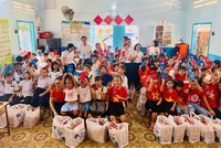 Sacombank mang “ấm tình mùa xuân” đến với các hoàn cảnh khó khăn dịp xuân Ất Tỵ 2025