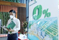 Gần đây, lãi suất ngân hàng giảm đáng kể và nhiều ngân hàng đưa ra ưu đãi vay vốn mua nhà (Ảnh: Lê Toàn) 