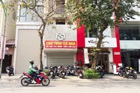 Nhiều cửa hàng mặt phố tại Hà Nội treo biển cho thuê cả tháng mà chưa tìm được khách (Ảnh: Đức Thanh) 