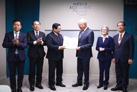 Thủ tướng Phạm Minh Chính trao bằng Tiến sĩ Danh dự của Đại học Quốc gia Hà Nội cho Giáo sư Klaus Schwab. Ảnh: Nhật Bắc 