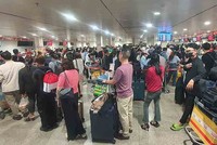 Đi từ mờ sáng, thức chờ xuyên đêm đón tàu, xe trở về quê ăn Tết 