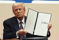 Tổng thống Donald Trump ký một sắc lệnh hành pháp sau lễ tuyên thệ nhậm chức tại Washington, ngày 20/1/2025. Ảnh: AP/TTXVN