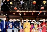 Lãnh đạo Sở Du lịch và Ban trị sự Chùa Bái Đính tặng quà những vị khách xông đất đầu năm. Ảnh: Minh Đường