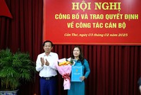 Bí thư Thành ủy Cần Thơ Đỗ Thanh Bình trao quyết định cho tân Phó chủ tịch UBND TP. Cần Thơ Nguyễn Thị Ngọc Điệp