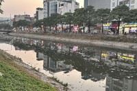 Sông Tô Lịch có chiều dài 14,6 km, chảy qua 6 quận, huyện và là trục tiêu thoát nước chính của Hà Nội. (Ảnh: Thanh Vũ) 