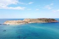 Địa điểm thực hiện Dự án Điểm du lịch Hòn Khô (đảo Hòn Khô) là một trong các điểm du lịch nổi tiếng tại xã Nhơn Hải, TP. Quy Nhơn.