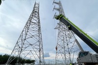 Thi công dựng cột vị trí 253 đường dây 500 kV Đức Hòa – Chơn Thành đoạn qua địa phận tỉnh Bình Dương