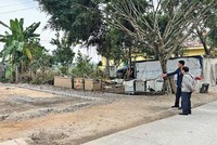 Nhà đầu tư xuống tiền mua đất ngay trong những ngày đầu năm. Ảnh: Trương Thanh