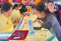 TP.HCM: Người dân tấp nập mua vàng trong ngày vía Thần Tài 