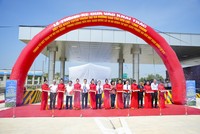 Các đại biểu thực hiện nghi thức cắt băng thông xe 