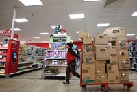 Nhân viên làm việc tại một cửa hàng bán lẻ Target ở thành phố Chicago, Mỹ. Ảnh: AFP