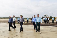 Chủ tịch UBND tỉnh Bình Định Phạm Anh Tuấn (đội mũ cối) kiểm tra thực địa Dự án Nâng cấp, mở rộng Cảng hàng không Phù Cát.