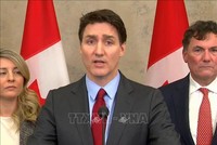Thủ tướng Canada Justin Trudeau (giữa) trong cuộc họp báo về vấn đề thuế quan với Mỹ tại Ottawa, ngày 1/2/2025. Ảnh: THX/TTXVN