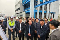 Ông Lê Tiến Châu, Bí thư Thành ủy Hải Phòng và các thành viên trong đoàn nghe báo cáo về tiến độ xây dựng Nhà máy sản xuất vật liệu phân hủy sinh học công nghệ cao ECOVANCE