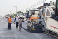Thi công thảm mặt cầu Dự án cầu Rạch Miễu 2 (phía bờ Tiền Giang). Ảnh: Baodongkhoi online