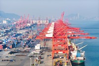 Quang cảnh cảng hàng hóa tại tỉnh Giang Tô, Trung Quốc. Ảnh: THX/TTXVN