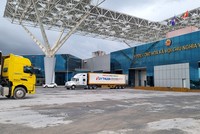 Hàng hóa thông quan tại Cửa khẩu cầu Bắc Luân 2. Ảnh: Quỳnh Nga