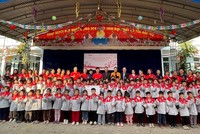 Dai-ichi Life Việt Nam đã đến thăm và trao 576 áo ấm cùng 350 sách truyện thiếu nhi với tổng trị giá 160 triệu đồng cho học sinh Trường Tiểu học Ngọc Đường, Tỉnh Hà Giang vào ngày 15/1/2025 