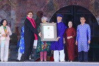 Các đại biểu Trung ương và Hà Nội chứng kiến Chủ tịch Hội đồng Thủ công Thế giới trao chứng nhận 2 làng nghề "Gồm sứ Bát Tràng" và "Dệt lụa Vạn Phúc" là thành viên của Mạng lưới các Thành phố thủ công sáng tạo Thế giới. 