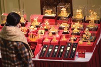 Tâm lý thị trường đang nghiêng về các tài sản trú ẩn truyền thống là vàng, dù Bitcoin vẫn có triển vọng tăng giá