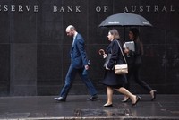 Quyết định hạ lãi suất ngày 18/2 đánh dấu lần nới lỏng tiền tệ đầu tiên của Ngân hàng Trung ương Australia kể từ tháng 11/2020. Ảnh: AFP