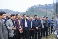 Thứ trưởng Nguyễn Danh Huy (người thứ hai từ bên trái) trong khảo sát thực tế tại các địa phương để phục vụ công tác báo cáo thẩm tra Dự án đầu tư xây dựng tuyến đường sắt Lào Cai - Hà Nội - Hải Phòng. 