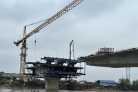 Tại công trường thi công cầu Tiên Thanh thuộc dự án đầu tư xây dựng tuyến đường từ Đường tỉnh 354 huyện Tiên Lãng đến Quốc lộ 10 huyện Vĩnh Bảo, các đơn vị thi công đang gấp rút đẩy nhanh tiến độ 