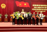 Ông Trần Quốc Vũ (bìa trái) được bầu giữ chức Phó chủ tịch HĐND TP. Cần Thơ nhiệm kỳ 2021-2026