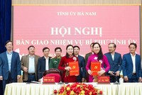 Ủy viên Trung ương Đảng, Phó Bí thư chuyên trách Đảng ủy Chính phủ, nguyên Bí thư Tỉnh ủy, nguyên Chủ tịch HĐND tỉnh Lê Thị Thủy và Phó Bí thư Thường trực Tỉnh ủy Đinh Thị Lụa ký bàn giao nhiệm vụ Bí thư Tỉnh ủy. Ảnh Báo Hà Nam