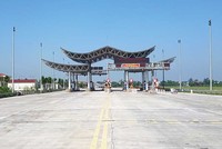 Bộ Giao thông - Vận tải sẽ trình cấp có thẩm quyền Đề án tháo gỡ khó khăn vướng mắc tại một số dự án BOT giao thông. Trong ảnh: Trạm thu phí BOT cầu Thái Hà 
