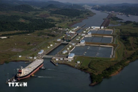 Tàu thuyền đi qua Kênh đào Panama ở Miraflores, Panama City, Panama. (Ảnh: Getty Images/TTXVN)