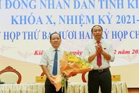 Phó bí thư Thường trực Tỉnh ủy, Chủ tịch HĐND tỉnh Kiên Giang Lâm Minh Thành tặng hoa chúc mừng ông Nguyễn Thanh Phong. Nguồn: Báo Kiên Giang