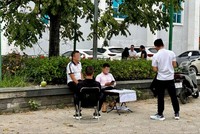 Các đội nhóm ngang nhiên rao bán chênh ngay trước nơi tổ chức phiên đấu giá đất. Ảnh: Thanh Vũ