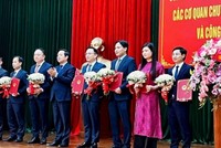 Chủ tịch UBND tỉnh Ninh Bình Phạm Quang Ngọc trao quyết định và tặng hoa Ban giám đốc Sở Tài chính mới