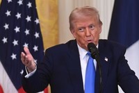 Tổng thống Mỹ Donald Trump phát biểu trong cuộc họp báo chung với Tổng thống Pháp Emmanuel Macron tại Nhà Trắng, Washington, D.C., vào ngày 24/2.2025. Ảnh: AFP