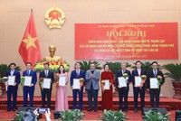 Chủ tịch UBND TP. Hà Nội Trần Sỹ Thanh trao các quyết định bổ nhiệm lãnh đạo Sở Tài chính sau hợp nhất.