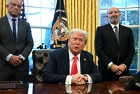 Tổng thống Mỹ Donald Trump phát biểu với báo chí sau khi ký một sắc lệnh hành pháp tại Phòng Bầu dục của Nhà Trắng ở Washington, D.C., vào ngày 25/2/2025. Ảnh: AFP