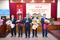 Ông Nguyễn Chí Tài (thứ 2 từ phải sang) được bầu giữ chức Phó chủ tịch UBND TP. Huế