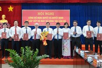 Lãnh đạo tỉnh Bình Dương trao quyết định cho Ban giám đốc Sở Tài chính