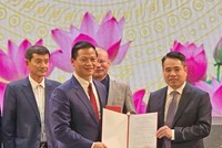 Chủ tịch UBND tỉnh Bắc Ninh Vương Quốc Tuấn trao Quyết định bổ nhiệm ông Nguyễn Việt Hùng làm Giám đốc Sở Tài chính.