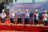 Lãnh đạo UBND TP.HCM và quận Bình Thạnh, thực hiện nghi thức khởi công.