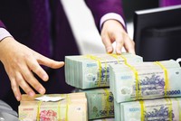 Các ngân hàng đang gặp áp lực lớn trong việc vừa phải huy động lượng vốn lớn để đáp ứng nhu cầu của nền kinh tế, vừa phải ổn định lãi suất. Ảnh: Đức Thanh 
