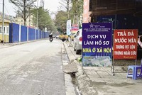 Một đơn vị mở dịch vụ làm hồ sơ ngay trước dự án nhà ở xã hội N01 Hạ Đình (Ảnh: Trương Thanh)