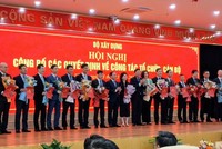 Bộ trưởng Bộ Xây dựng Trần Hồng Minh trao quyết định cho các cán bộ vừa được bổ nhiệm. 