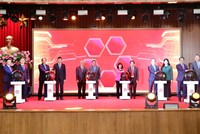 Các đại biểu nhấn nút khai trương các ứng dụng chuyển đổi số dùng chung cho khối Đảng, chính quyền TP. Hà Nội.