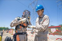 Nhân viên điện lực tại Thiên Tân, Trung Quốc. Ảnh tư liệu: THX/TTXVN