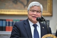 Giám đốc điều hành TSMC, ông C.C. Wei, công bố quyết định đầu tư thêm vào Mỹ. Ảnh: AFP 