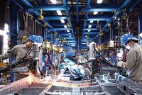 Đơn đặt hàng của doanh nghiệp sản xuất Việt Nam tiếp tục giảm nhẹ trong tháng 2/2025.