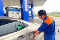 Giá xăng E5RON02 về dưới 20.000 đồng/lít từ chiều 6/3/2025. 